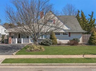 39 Arbor Ln, Hicksville, NY 11801