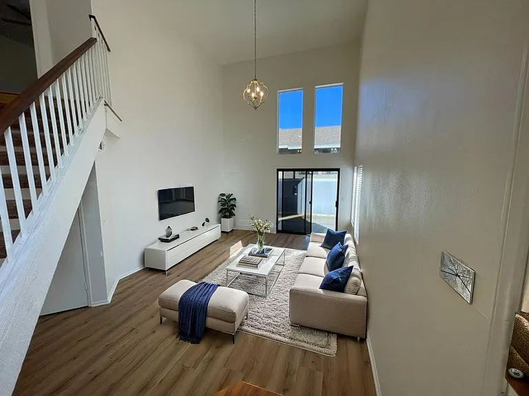 680 Woodcrest Dr #B — Photo 3
