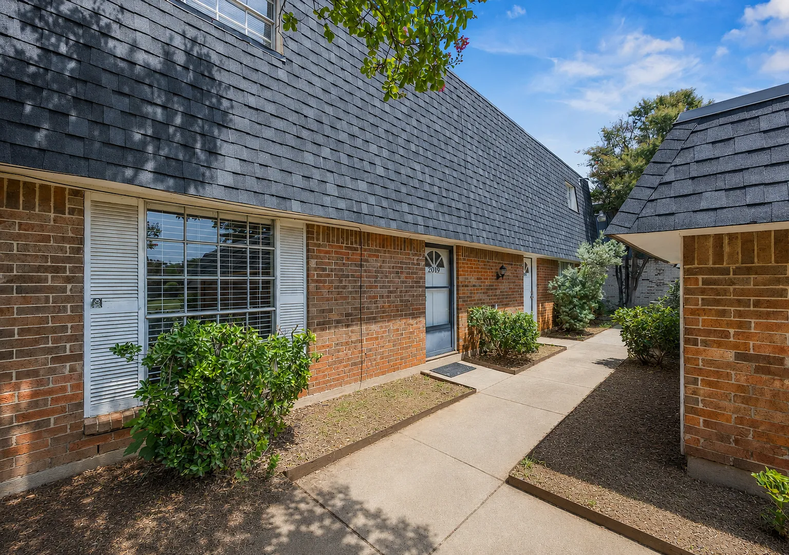 Spacious 4-Bedroom Townhome with 2-Car Garage in Arlington $2,295/Month — Photo 3