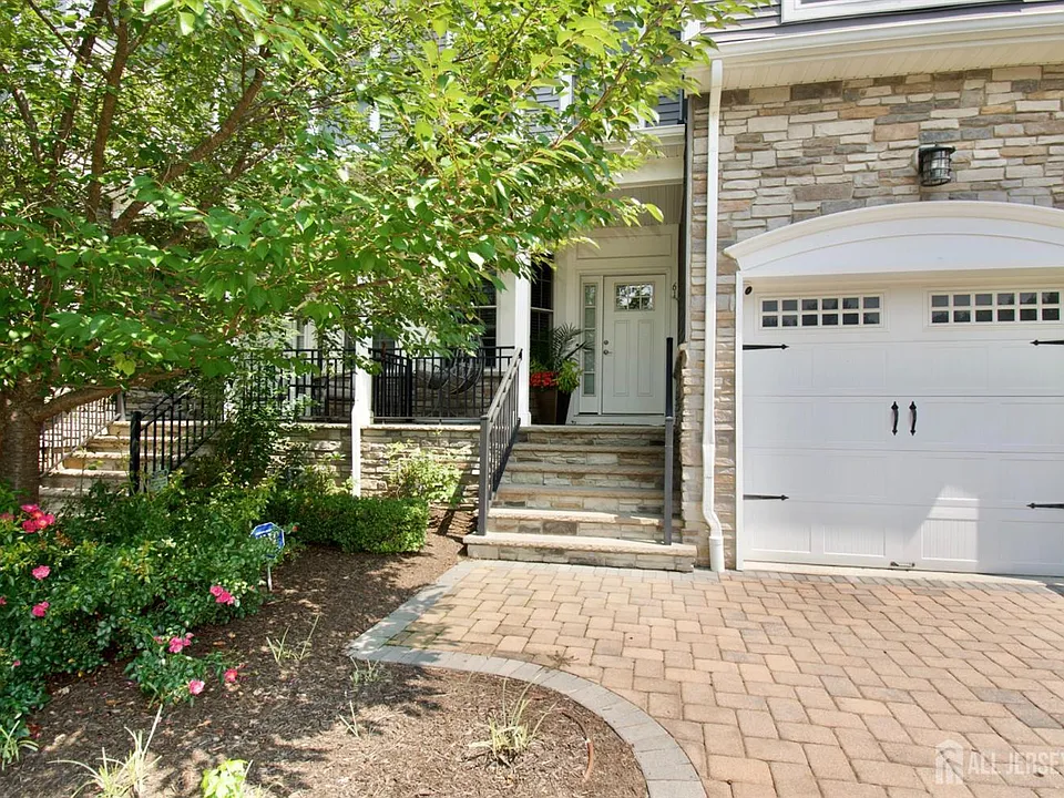 61 McCormick Ave S
