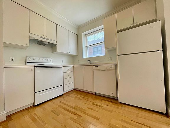 3rd image of 4372 Lindell Blvd #27T