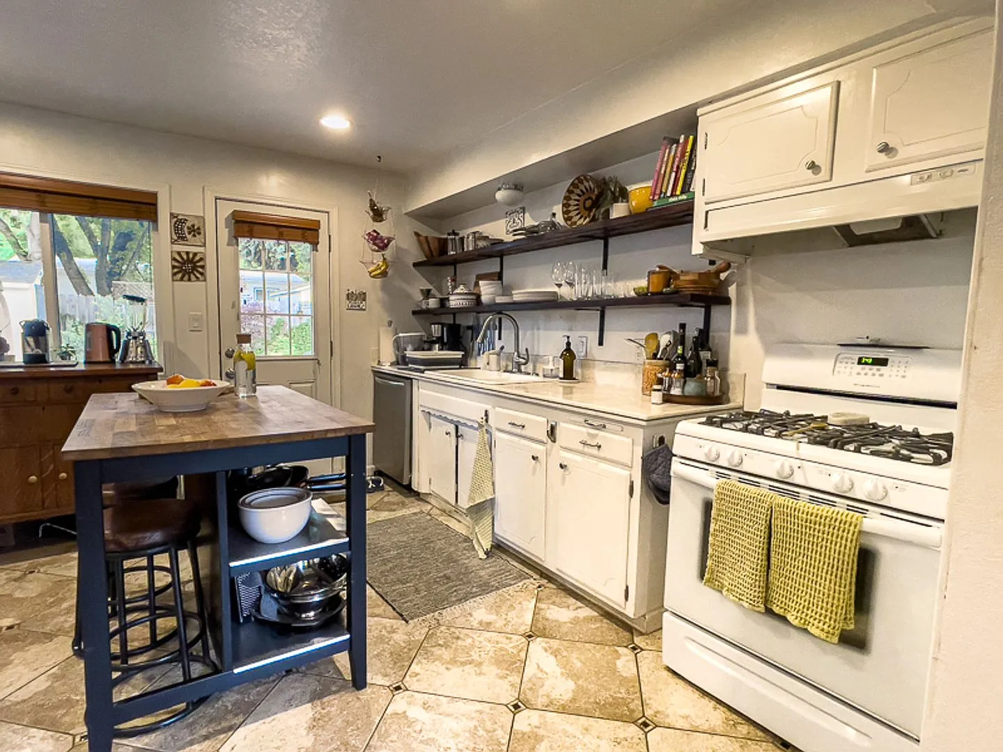 Casa Blanca: Jacksonville Cottage with Sauna and great outdoor living! Fully fenced yard $300 Uti... — Photo 4