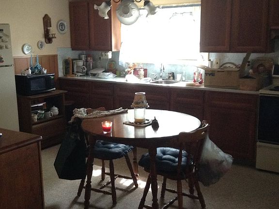 3rd image of 1220 Meadow Ln