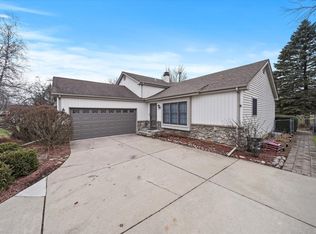 22 George Dr, Mundelein, IL 60060