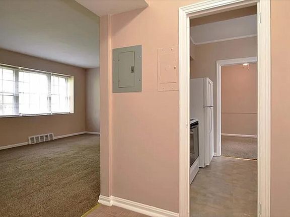 5th image of 15825 Van Aken Blvd APT 1B