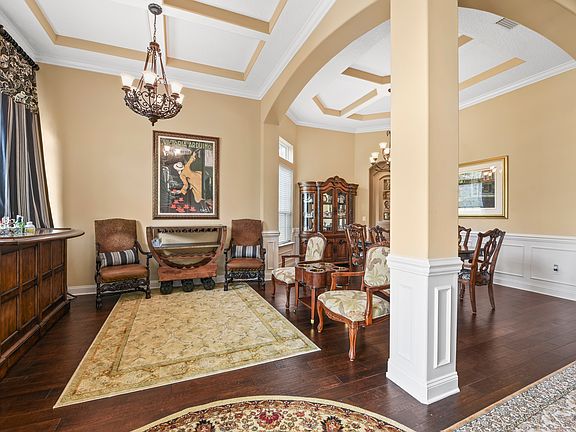 2nd image of 305 Ellsworth Cir
