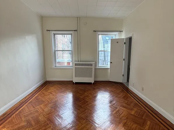 207 Jewett Avenue image 8 of 14