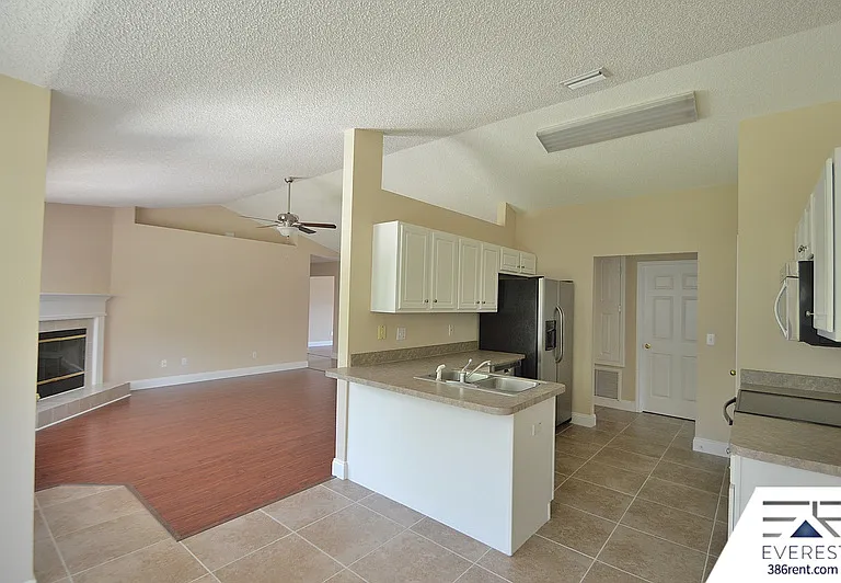 30 Lancelot Dr — Photo 12