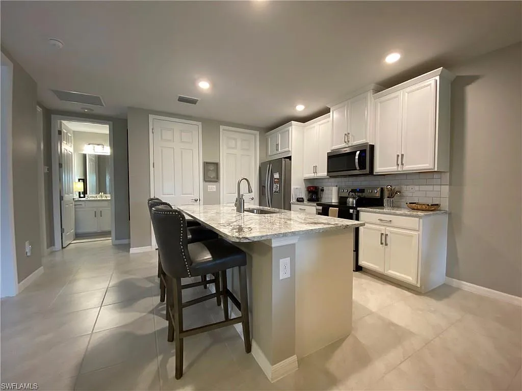 2 bed, 2.0 bath, 1557 sqft, $6,000 — Photo 2