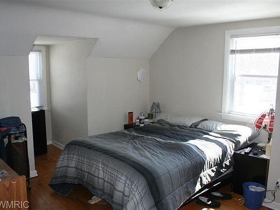 4th image of 2937 Vineland Ave SE