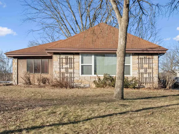 920 N Franklin St, Manchester, IA 52057