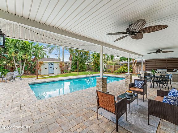 2nd image of 512 Latania Palm Dr