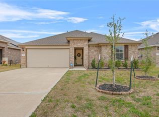 2411 Divot Ln, Navasota, TX 77868