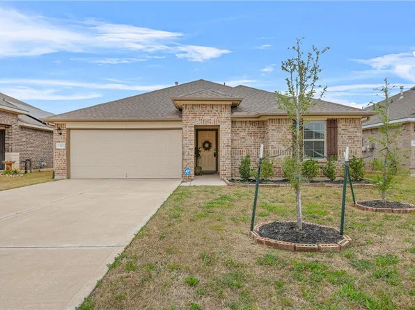 2411 Divot Ln, Navasota, TX 77868