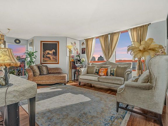 3rd image of 811 Helmcken St #1904