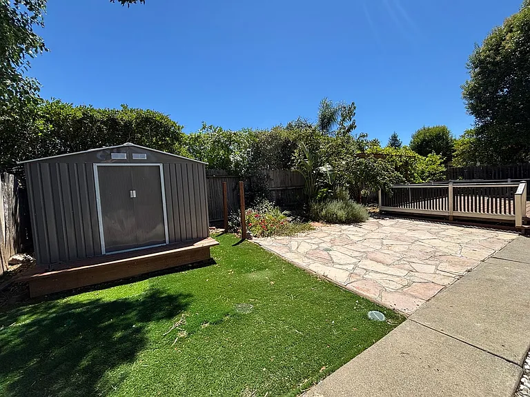 2102 California Dr — Photo 38