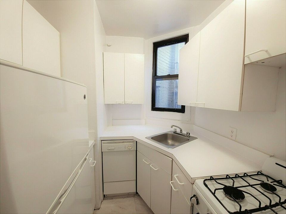 2nd image of 302 E 38th St #C4