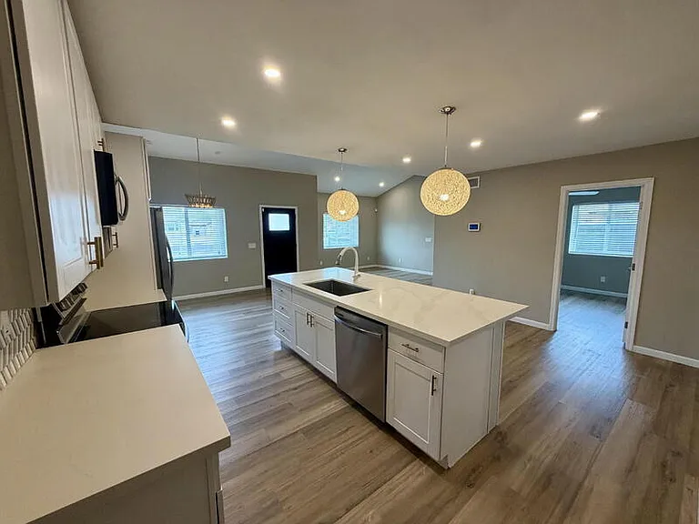 2029 W Adams St — Photo 4