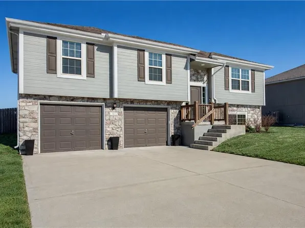 1402 SW 9th Ter, Oak Grove, MO 64075