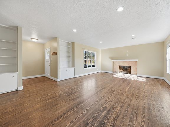 4th image of 305 E Hilburn St