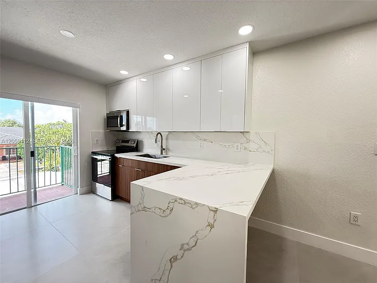3514 W 76th St #201 — Photo 7