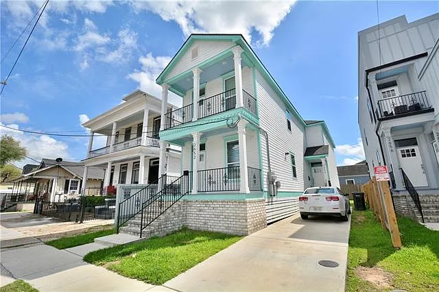 Building Photo - 2652 Banks St