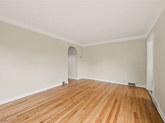 4th image of 10212 Grace Ave