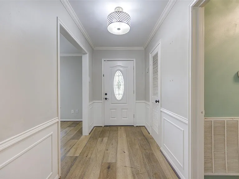 5019 Oak Forest Dr — Photo 2