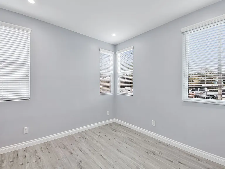 513 S Oak St — Photo 25