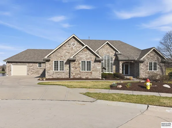 4802 Lakeside Cir, Bellevue, NE 68133