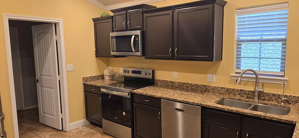 3 bed, 2.0 bath, 2104 sqft, $3,175 — Photo 4