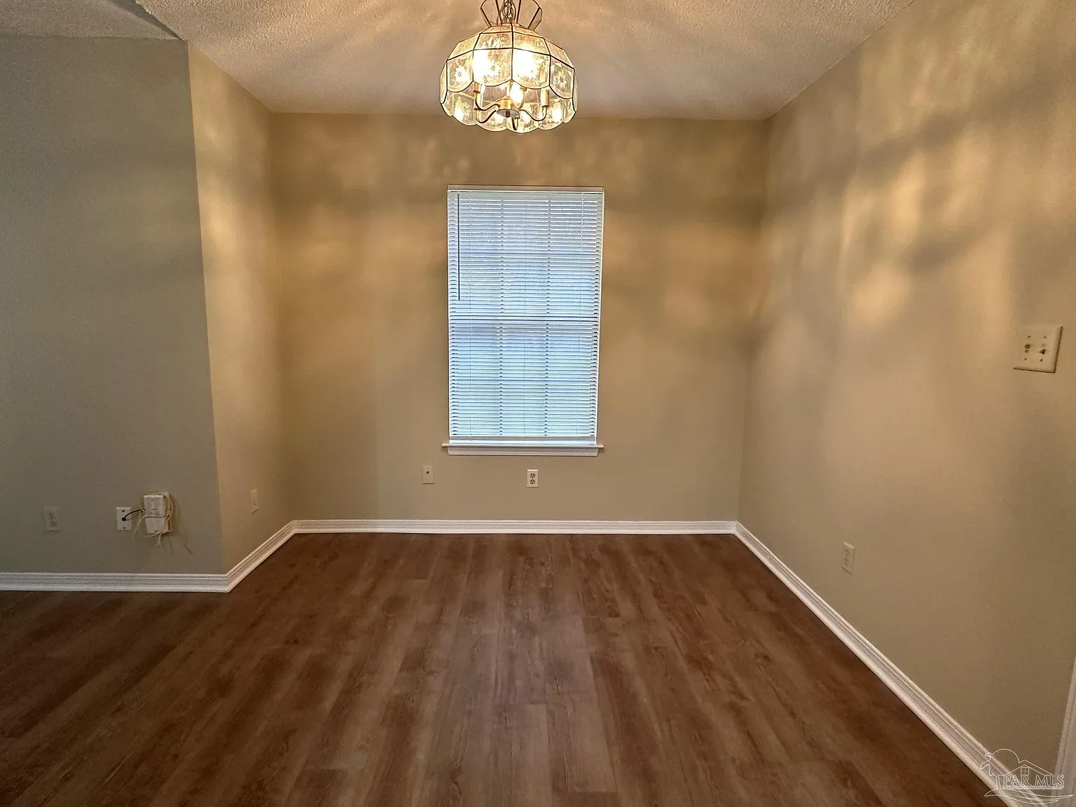3 bed, 2.0 bath, 1225 sqft, $1,700 — Photo 4