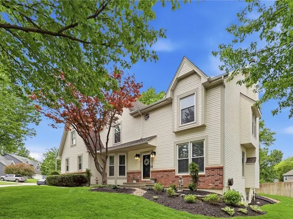 13748 S Blackfoot Dr, Olathe, KS 66062