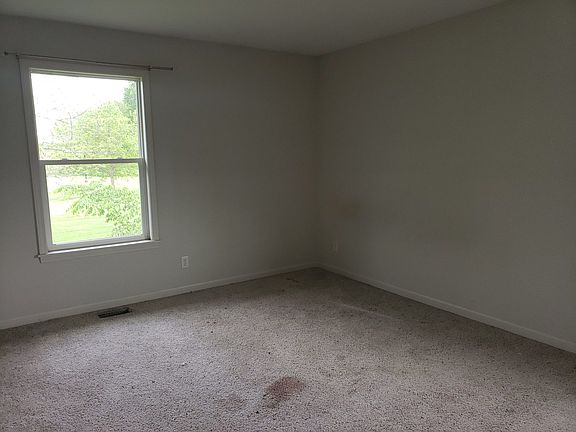 4th image of 218 Cotton Ave