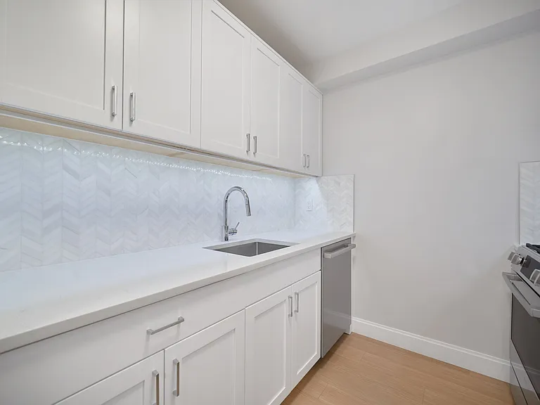 160 Riverside Blvd #9L — Photo 8