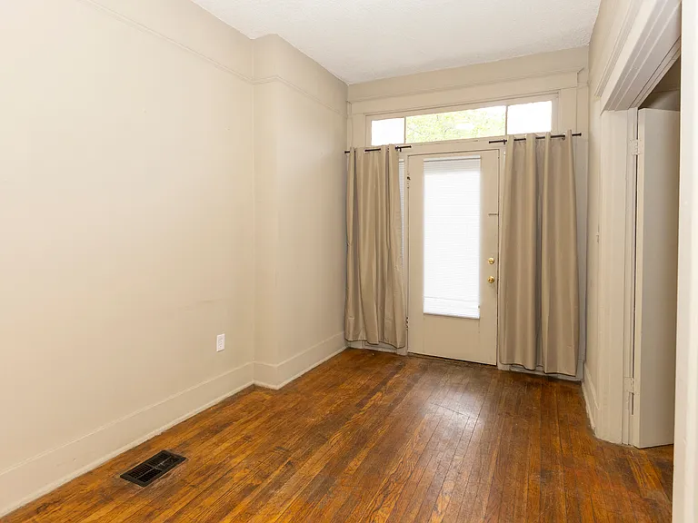 1011 Oakview St #1 — Photo 6