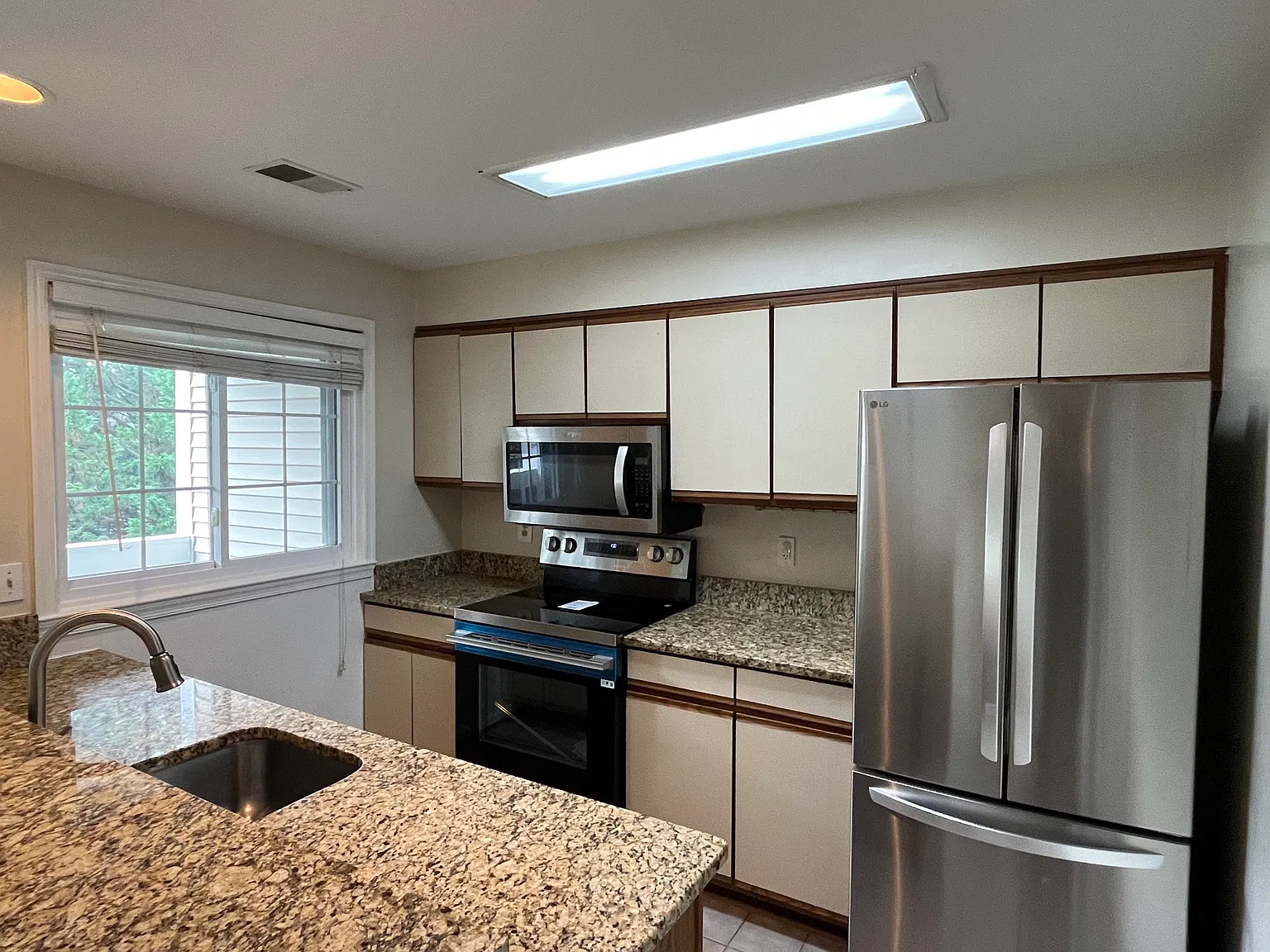 2 bed, 1040 sqft, $2,000 — Photo 2