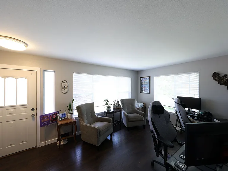 20 SW Cruise St — Photo 3