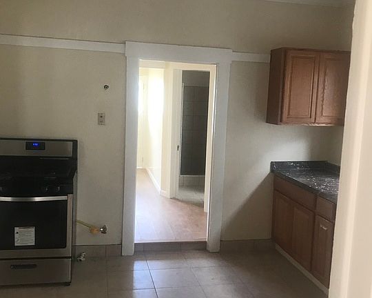 5th image of 967 S Gramercy Dr