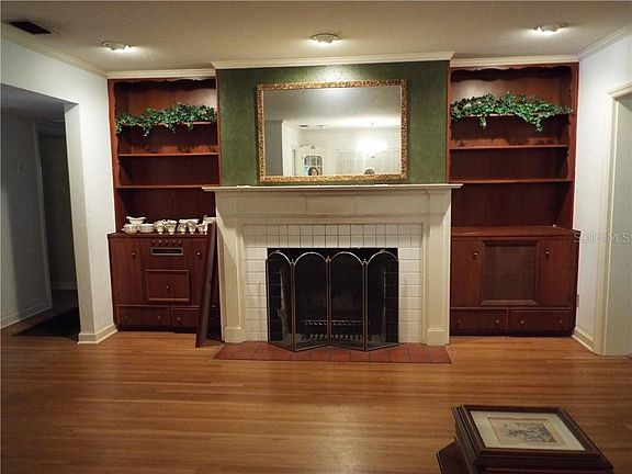3rd image of 215 W Palm Dr