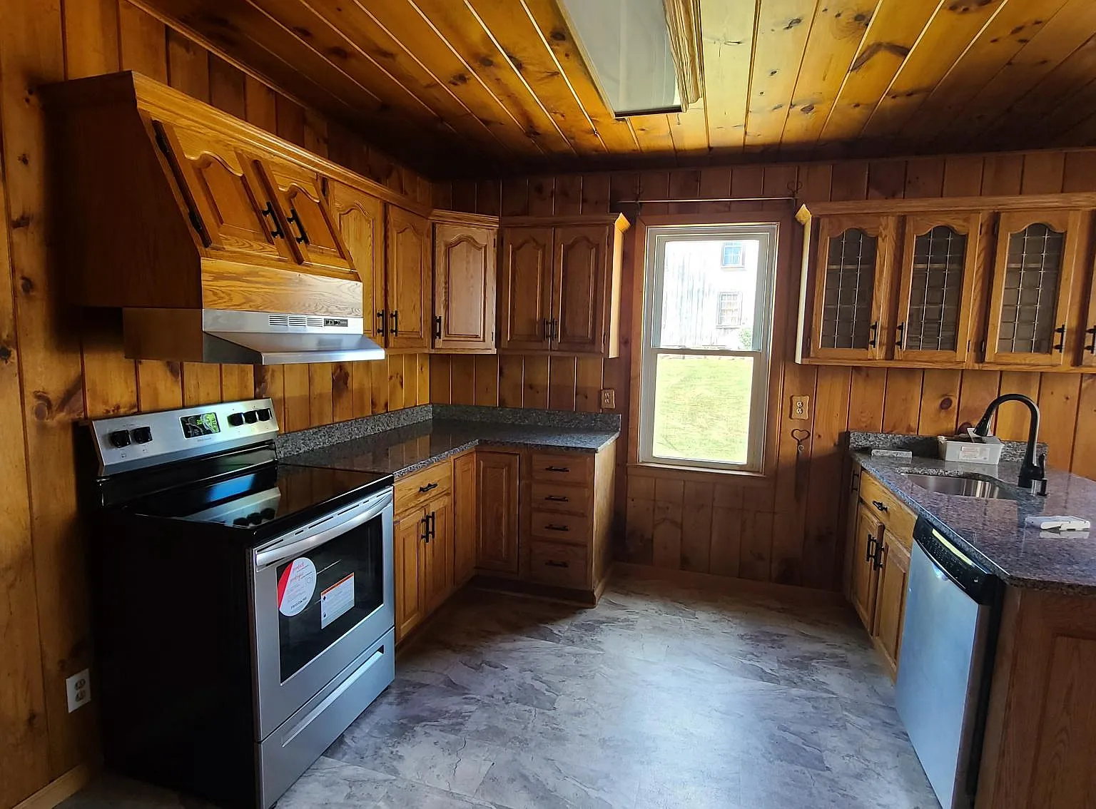 3 bed, 1.5 bath, 1566 sqft, $2,100 — Photo 3