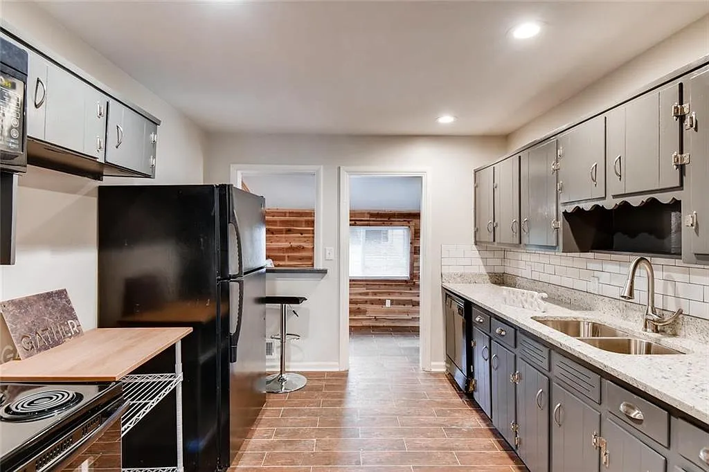 2 bed, 825 sqft, $1,300 — Photo 1