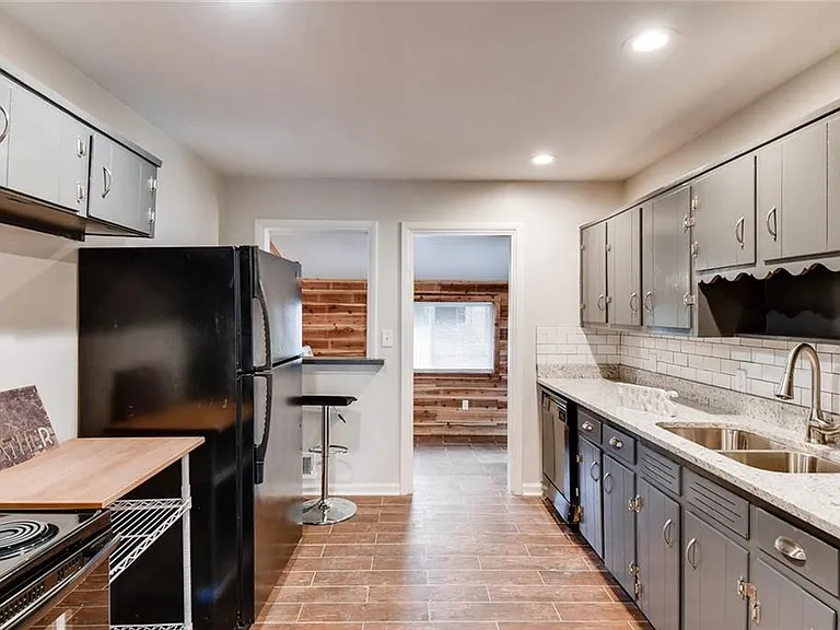 3096 Jones St — Photo 1