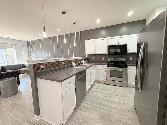 3rd image of 863 Flagstone Dr