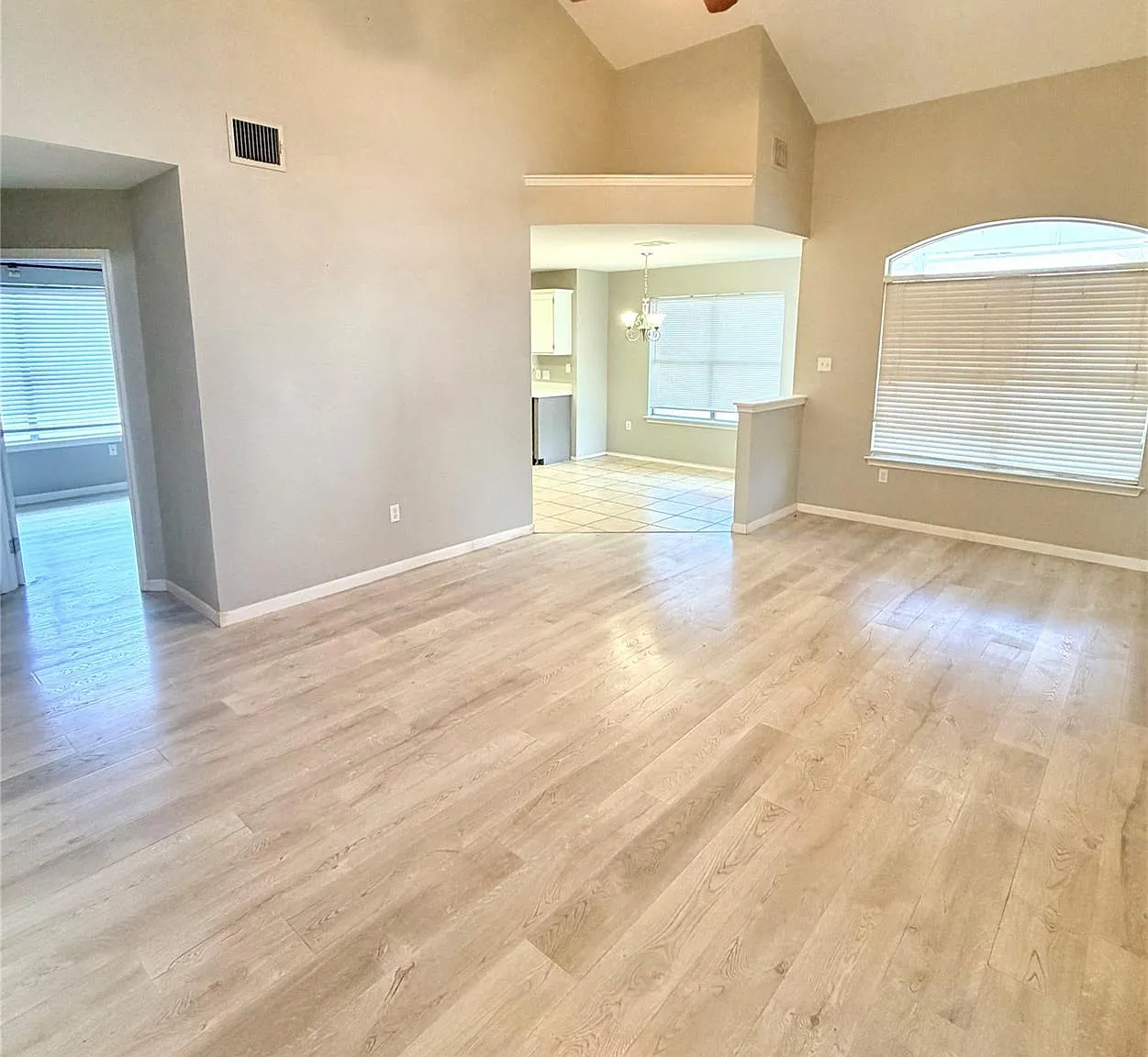 4 bed, 2.5 bath, 1599 sqft, $2,000 — Photo 3