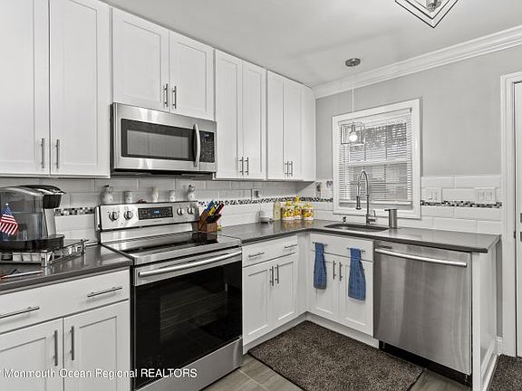 5th image of 824C Balmoral Ct