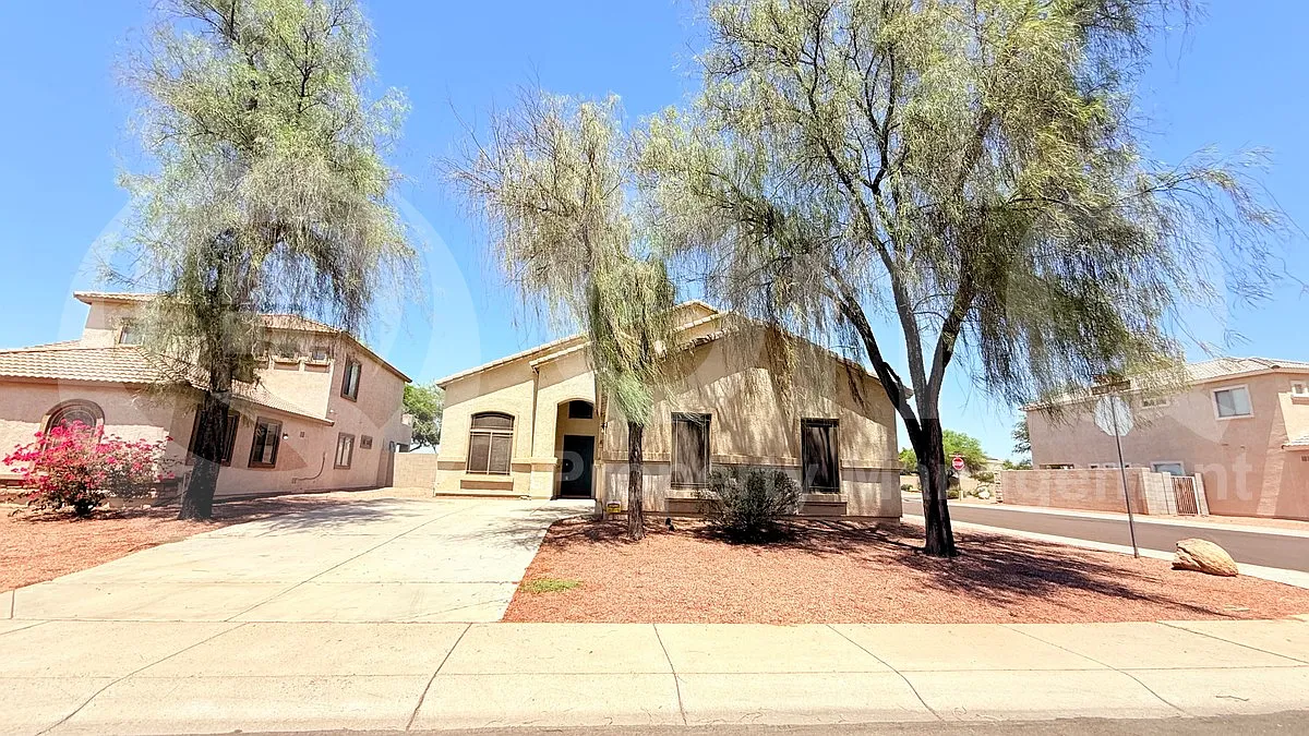 3 bed, 2.0 bath, 2274 sqft, $2,100 — Photo 1
