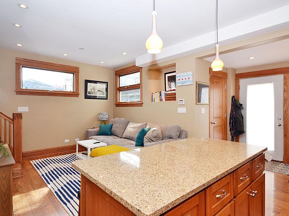 5th image of 3433 N Leavitt St Unit 2