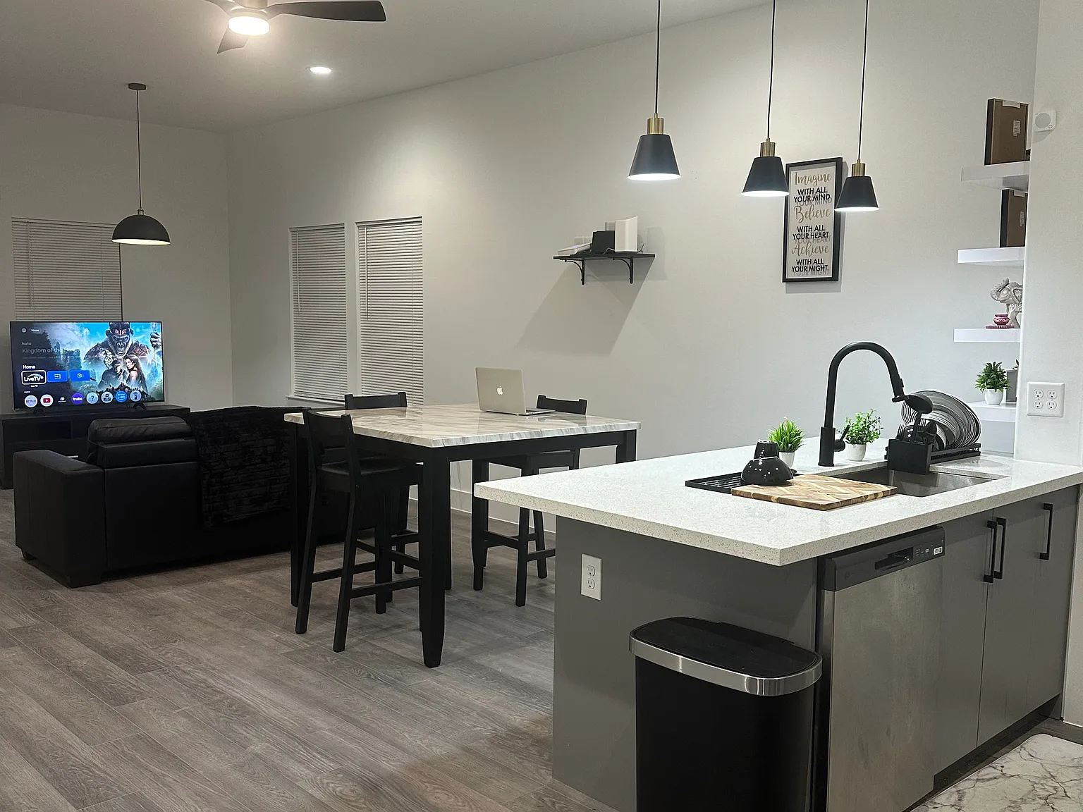5 bed, 2.5 bath, 1600 sqft, $3,950 — Photo 2