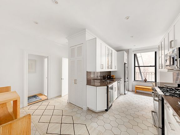 5th image of 26 E 81st St APT 6S
